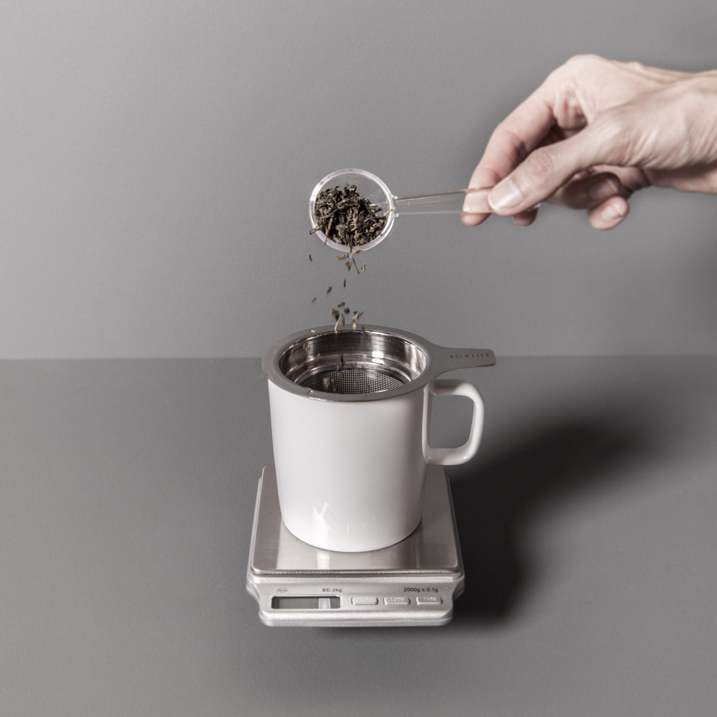 August Uncommon Tea precision scale for teaware, ensuring consistent tea flavor with accurate weight measurement.