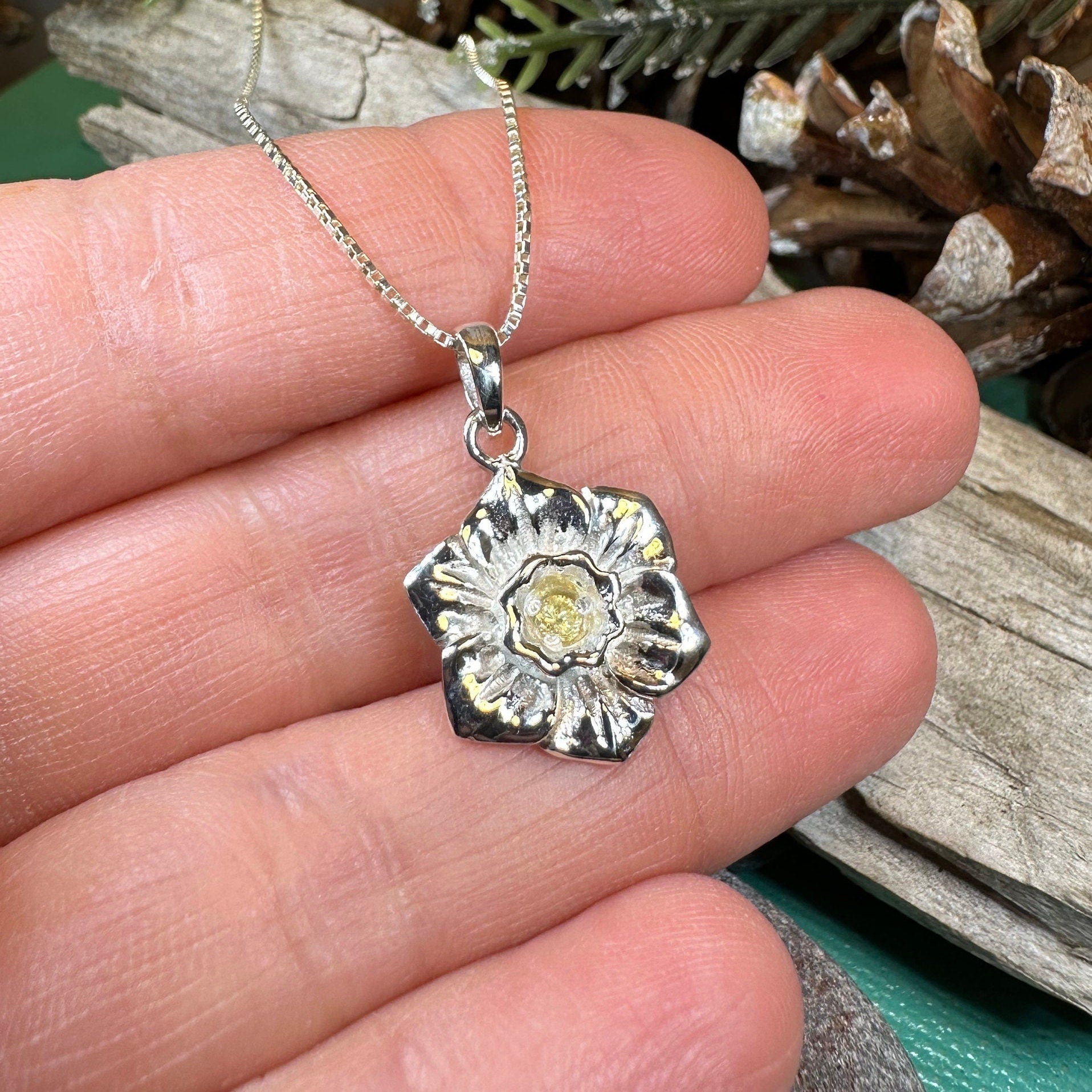 Celtic Crystal Design Jewelry Welsh Daffodil pendant necklace featuring intricate floral craftsmanship and silver-toned detailing.