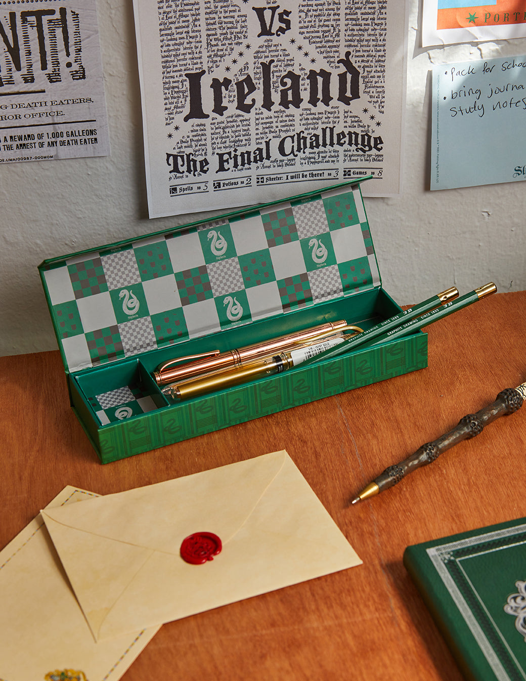 Harry Potter Slytherin magnetic pencil box featuring Slytherin house emblem and green design, perfect for school supplies.