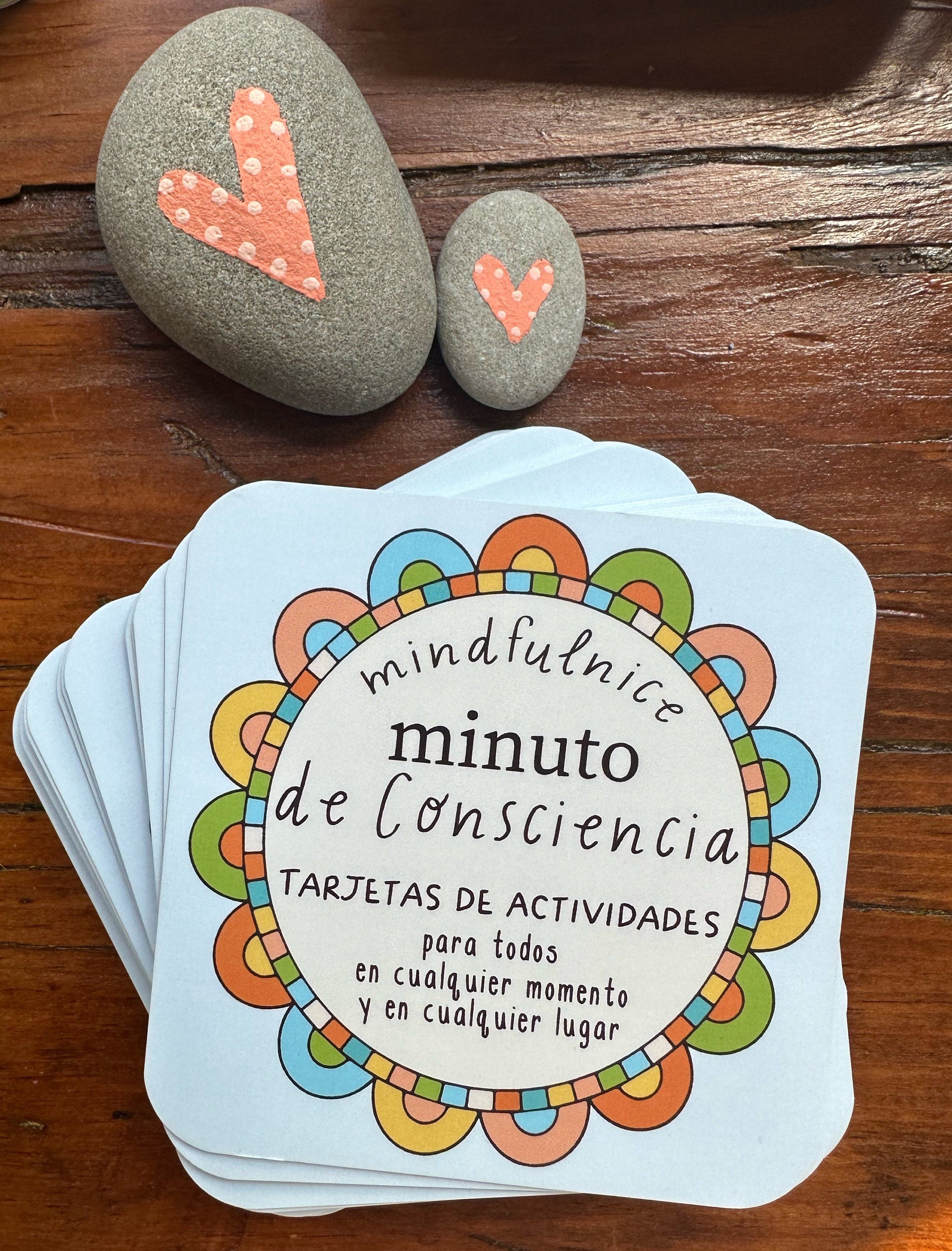 Mindfulnice Mindful Minute Activity Cards in Spanish, a mindful-deck with colorful cards for mindfulness exercises.
