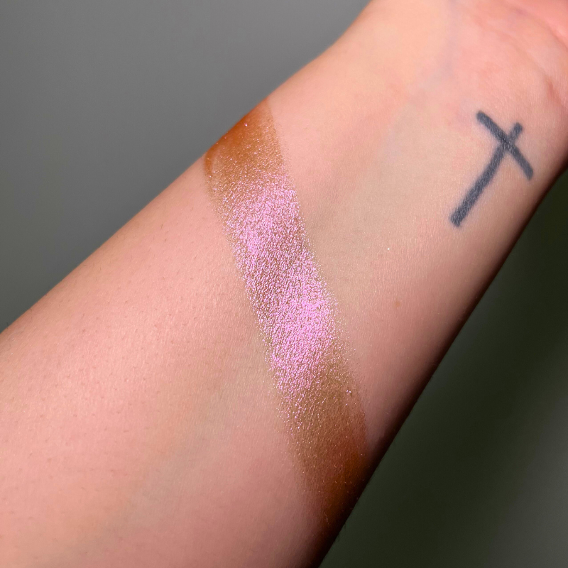 Creamy Pigment Estrella Fugaz by NABA Cosmetics USA, vibrant gold eyeshadow in a creamy texture.