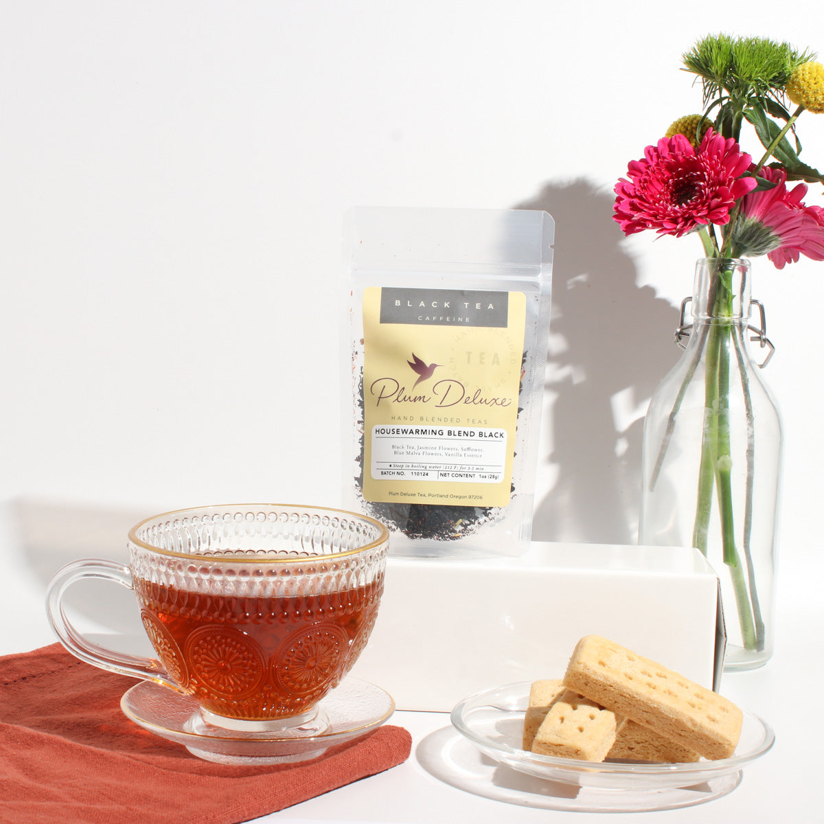 Black tea with vanilla crème brûlée flavor from Plum Deluxe Tea's Housewarming Blend, fresh and aromatic in a tea bag.