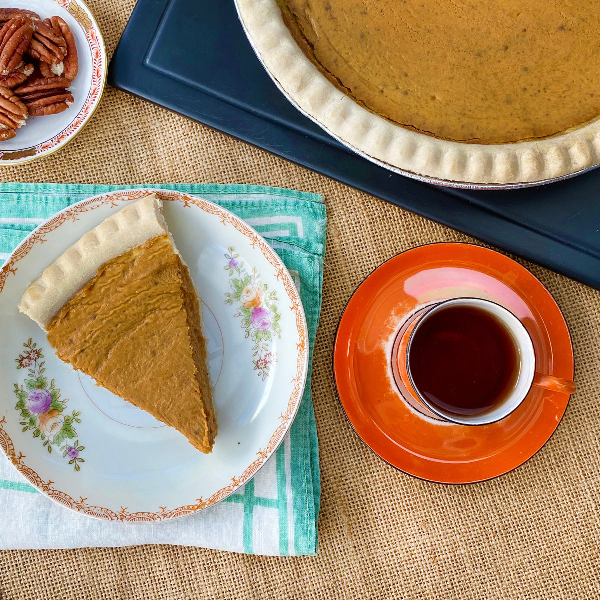 Black tea with roasted strawberry brulee flavor from Plum Deluxe, featuring a rich blend of dried strawberries and tea leaves.