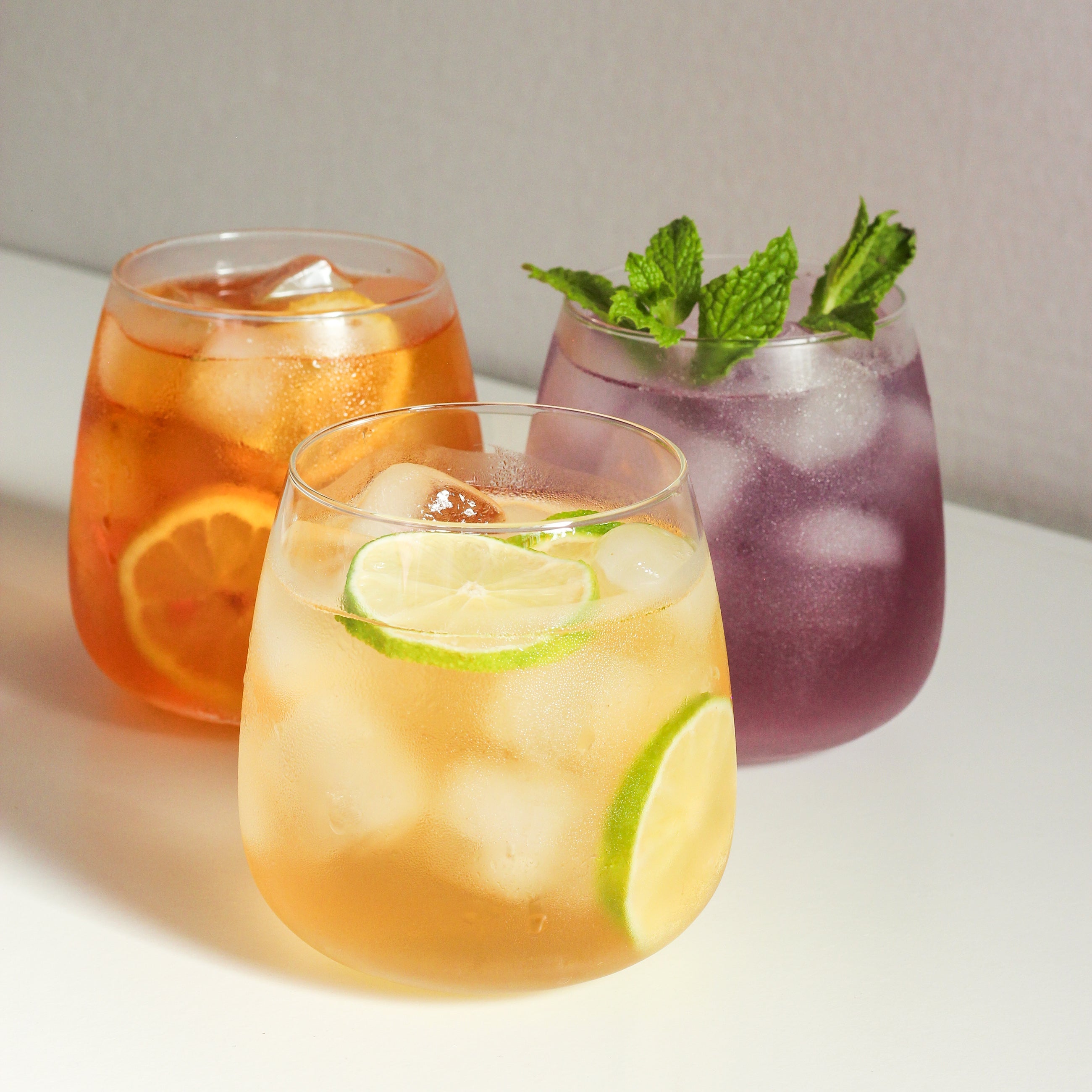Plum Deluxe Tea Arnold Palmer Variety Pack with four teas and two lemonades, featuring colorful bottles and packaging.
