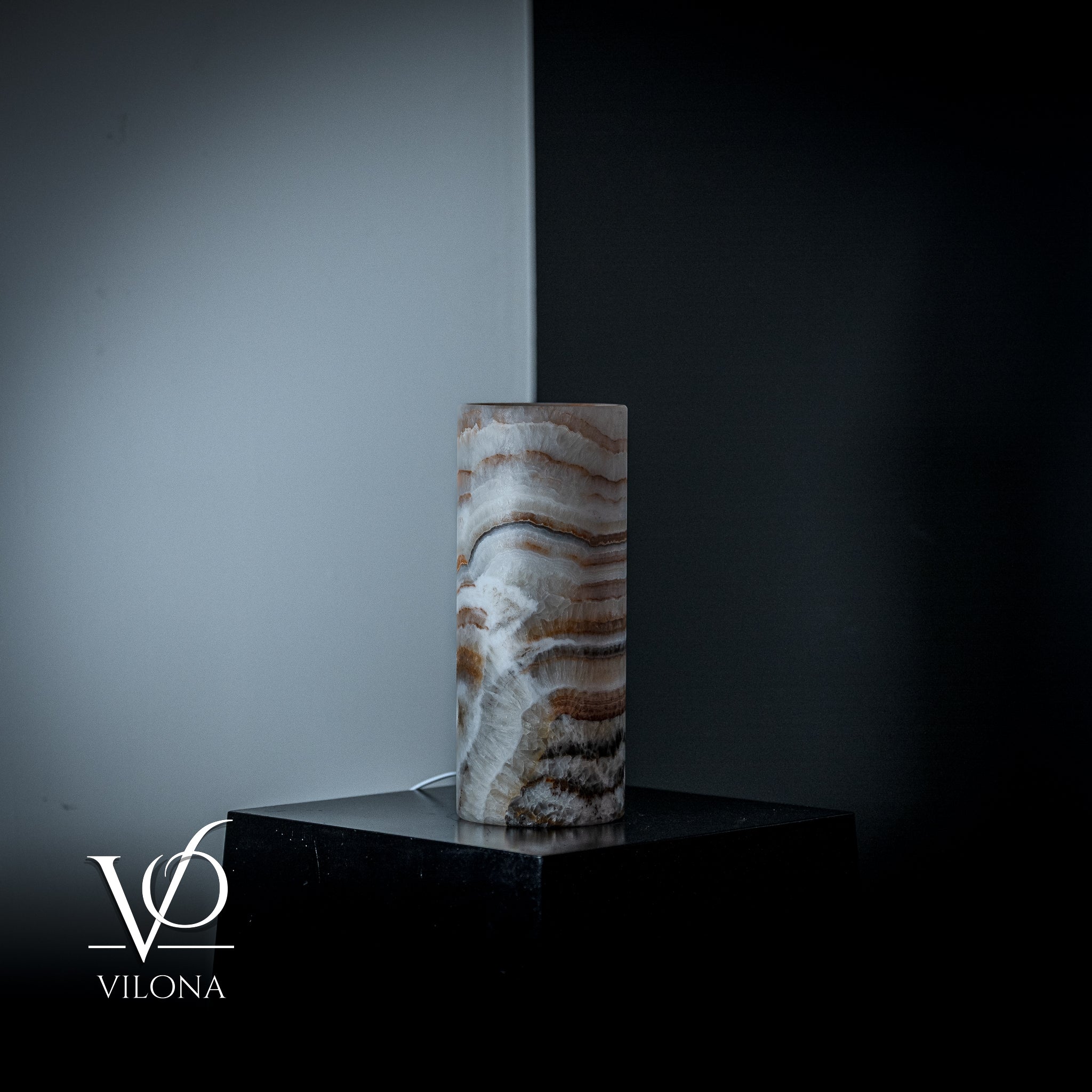 Vilona Onyx Sahara Onyx desk lamp with cylindrical shape, featuring a sleek black and gold design for modern lighting.