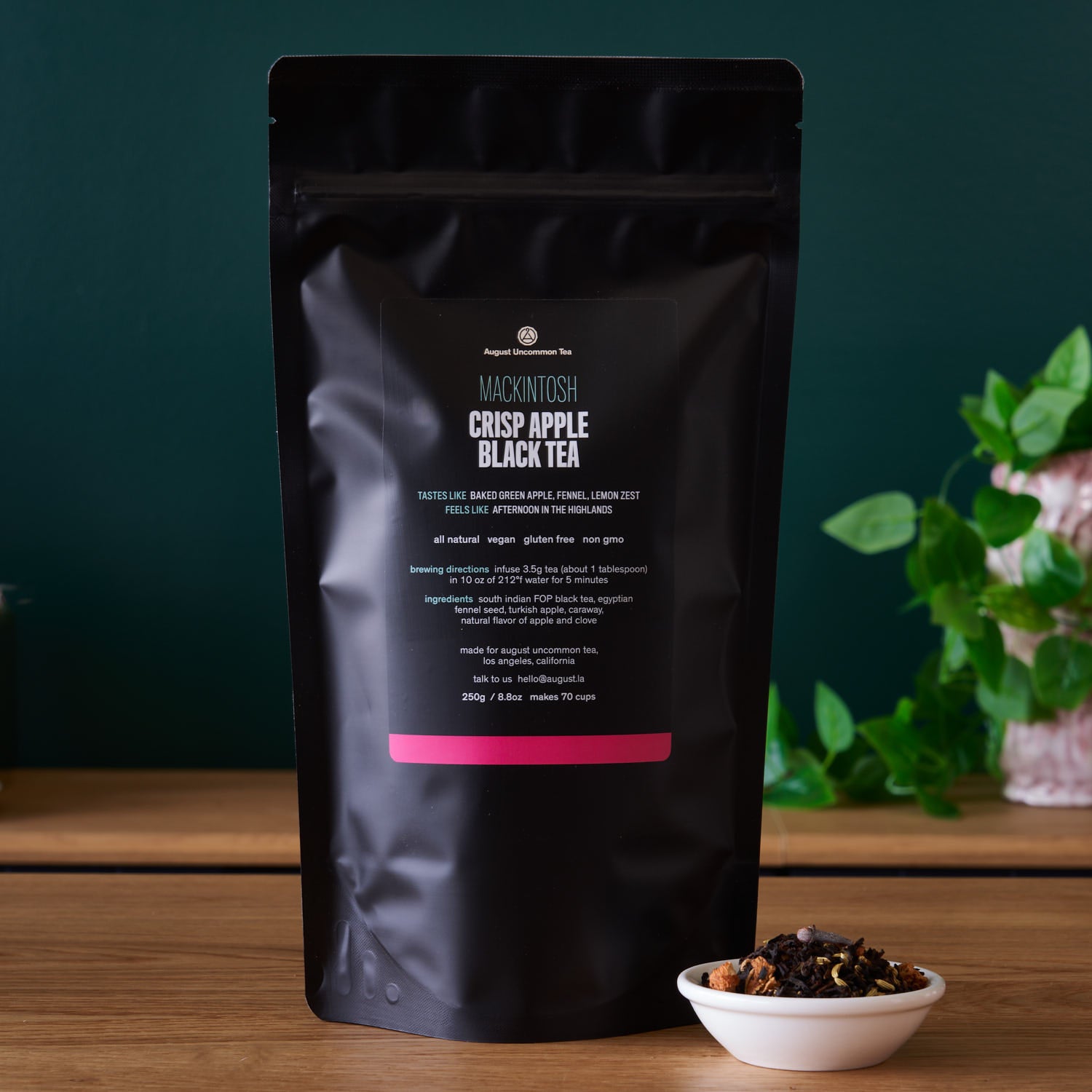 August Uncommon Mackintosh Crisp Apple Black Tea bag, black tea packaging with fresh apple flavor illustration.