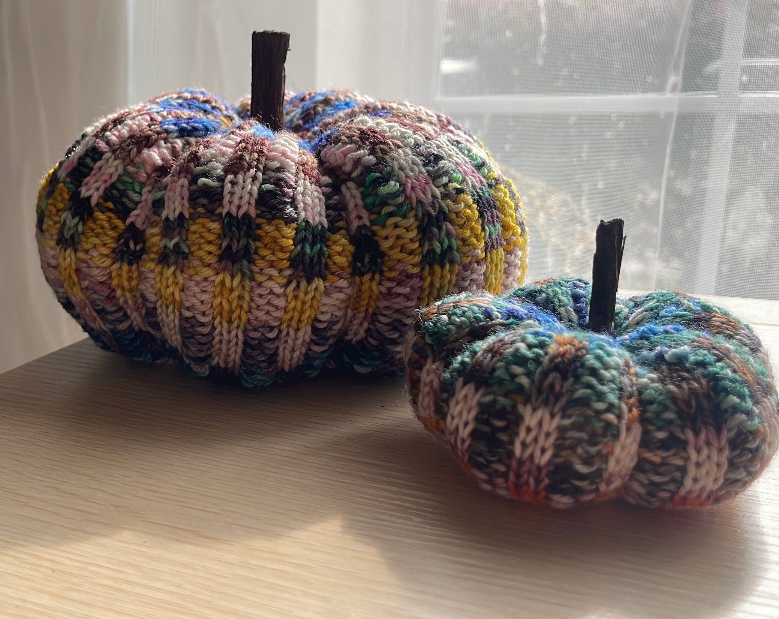 Checkerboard knit pumpkin pattern by Mountaintop Yarn, digital knitting pattern featuring a classic pumpkin design for needlecraft projects.