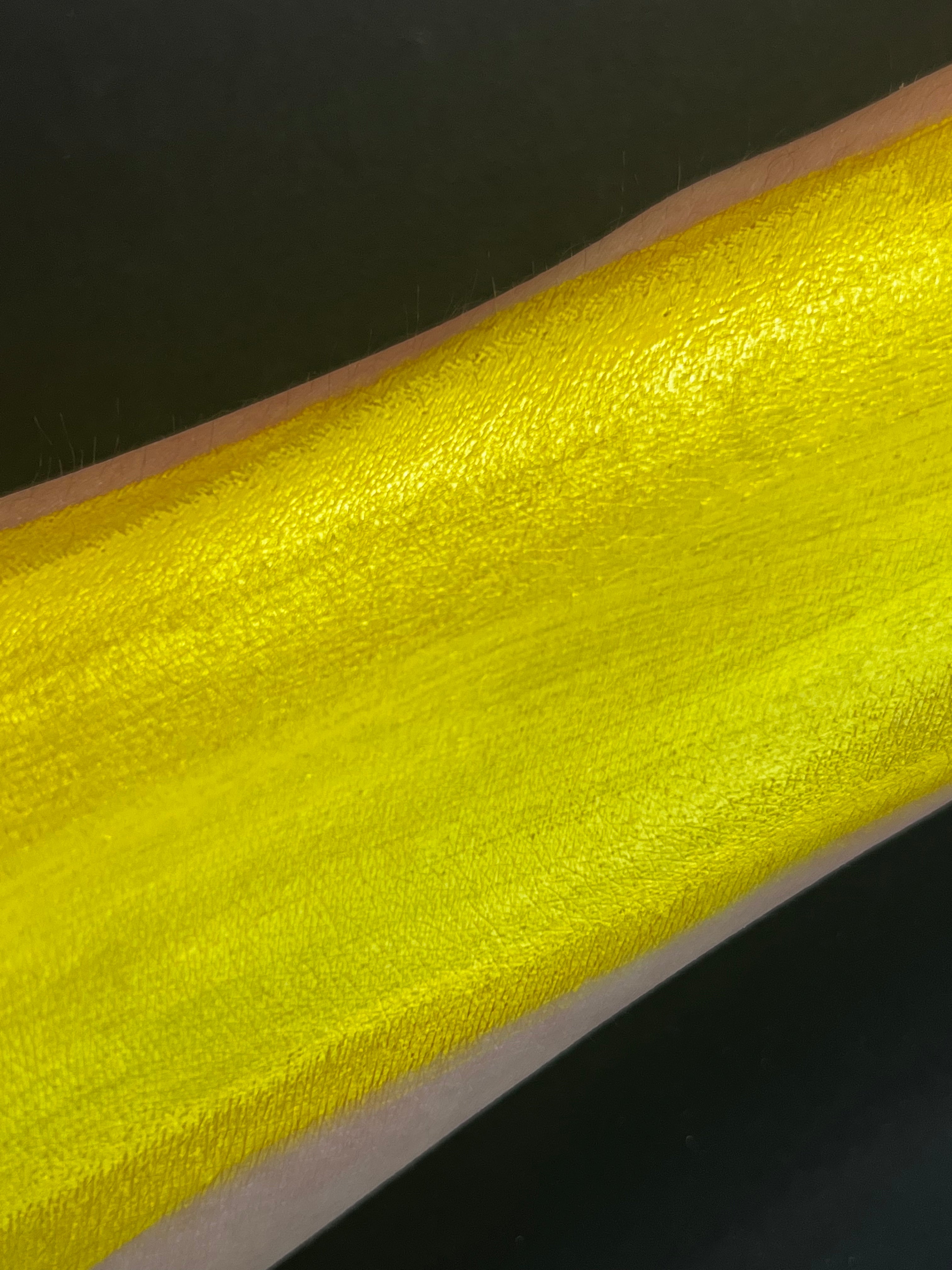Nekoyanin 13 Aureolin shiny yellow water-activated graphic liner, smooth and vibrant for bold eye makeup looks.
