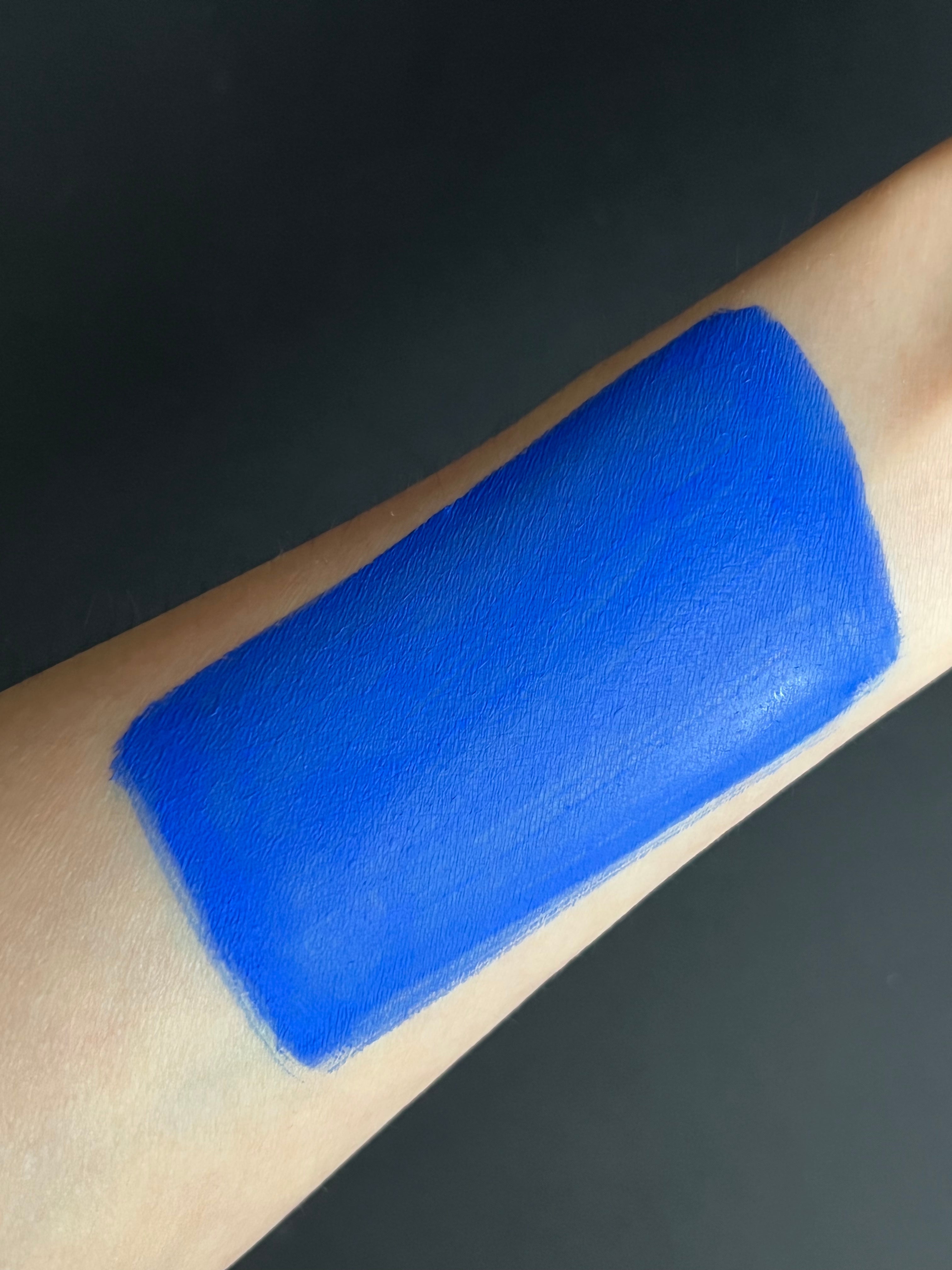 Blue water-activated graphic liner by Nekoyanin, featuring a vibrant lapis shade with a sleek, precise application.