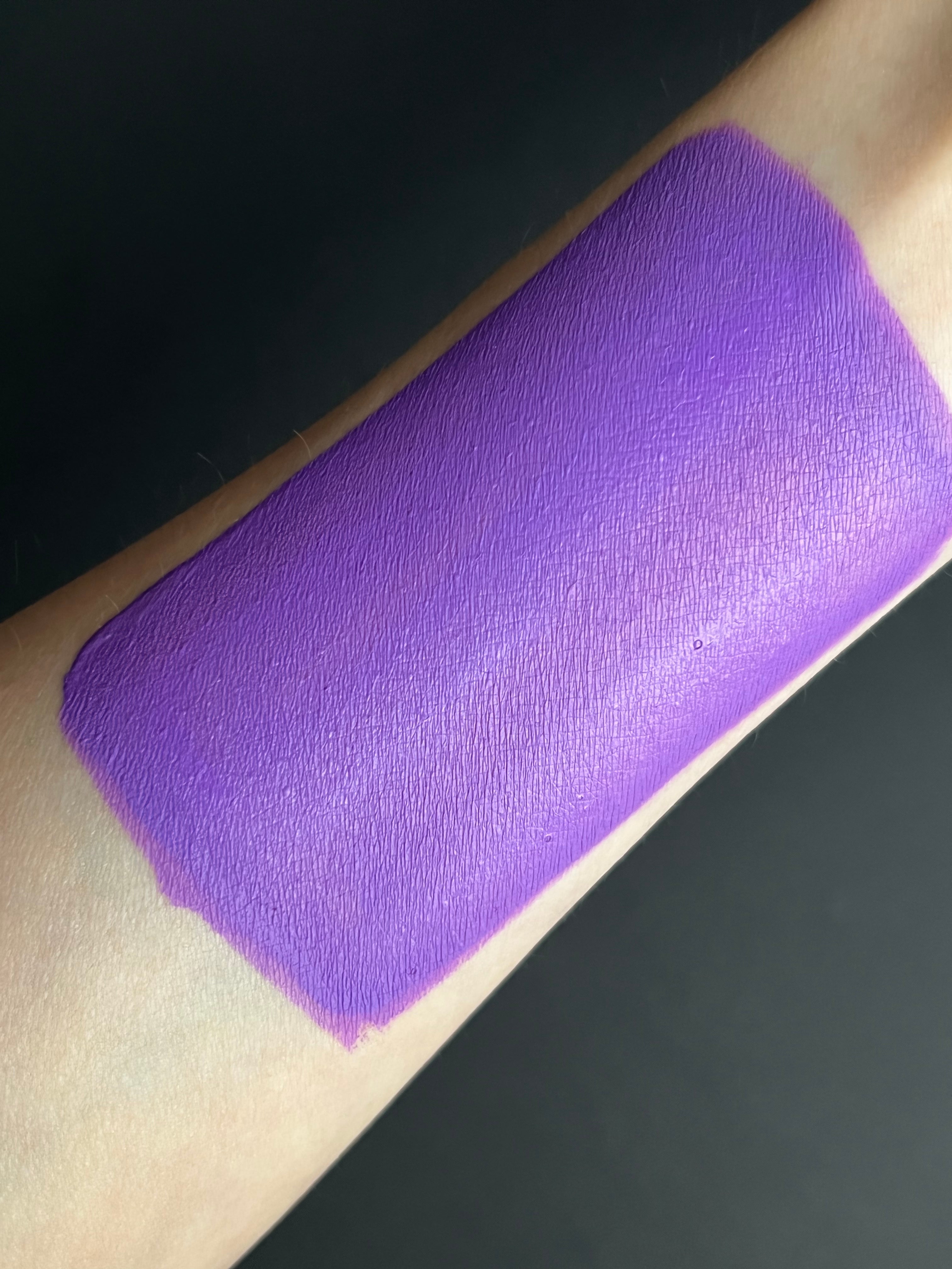 Purple water-activated graphic liner by Nekoyanin, showcasing vibrant grape-colored eyeliner with a sleek, artistic design.