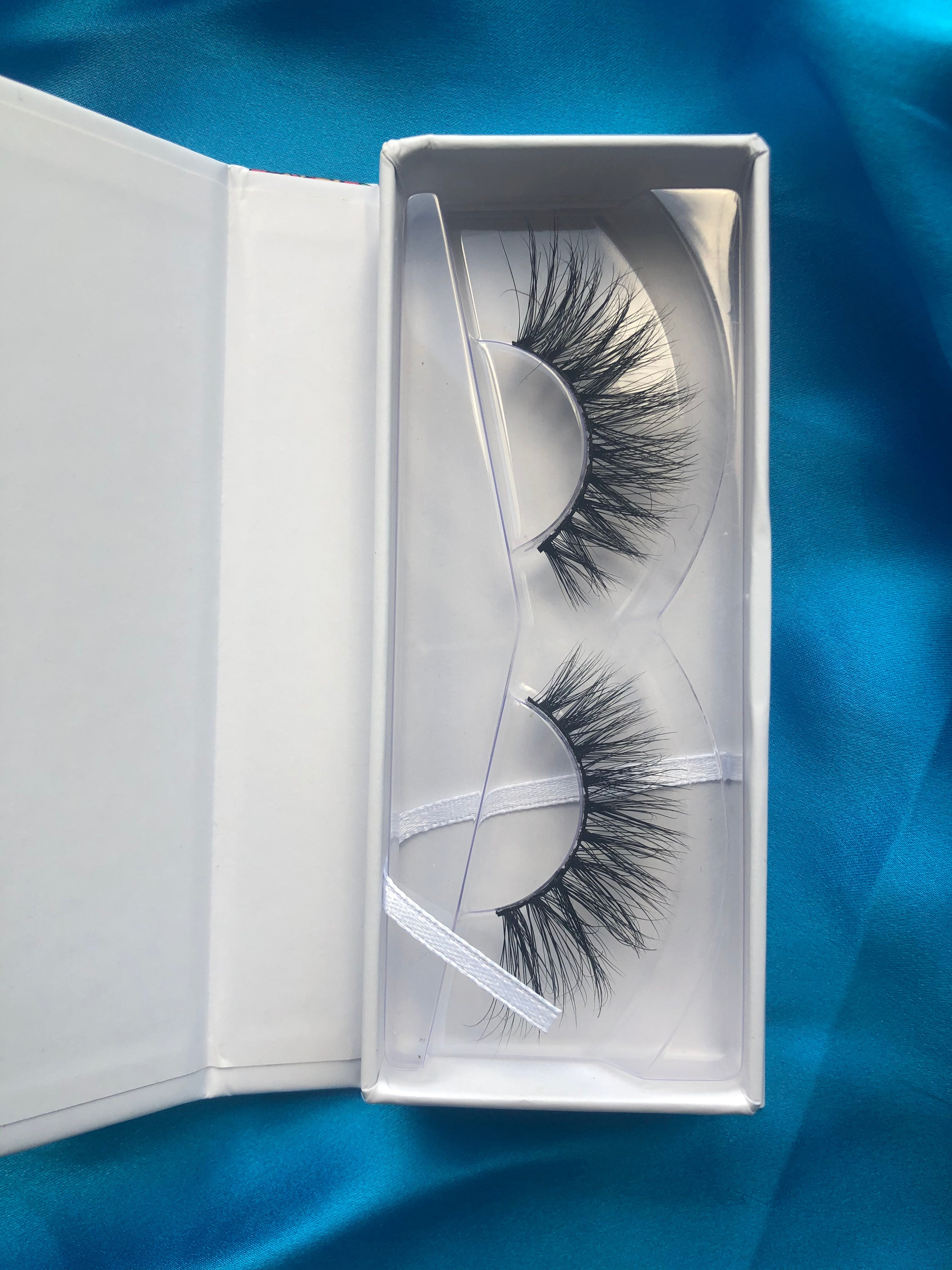 Nekoyanin Game Over Lashes featuring bold, dramatic false eyelashes with intricate design for a striking eye look
