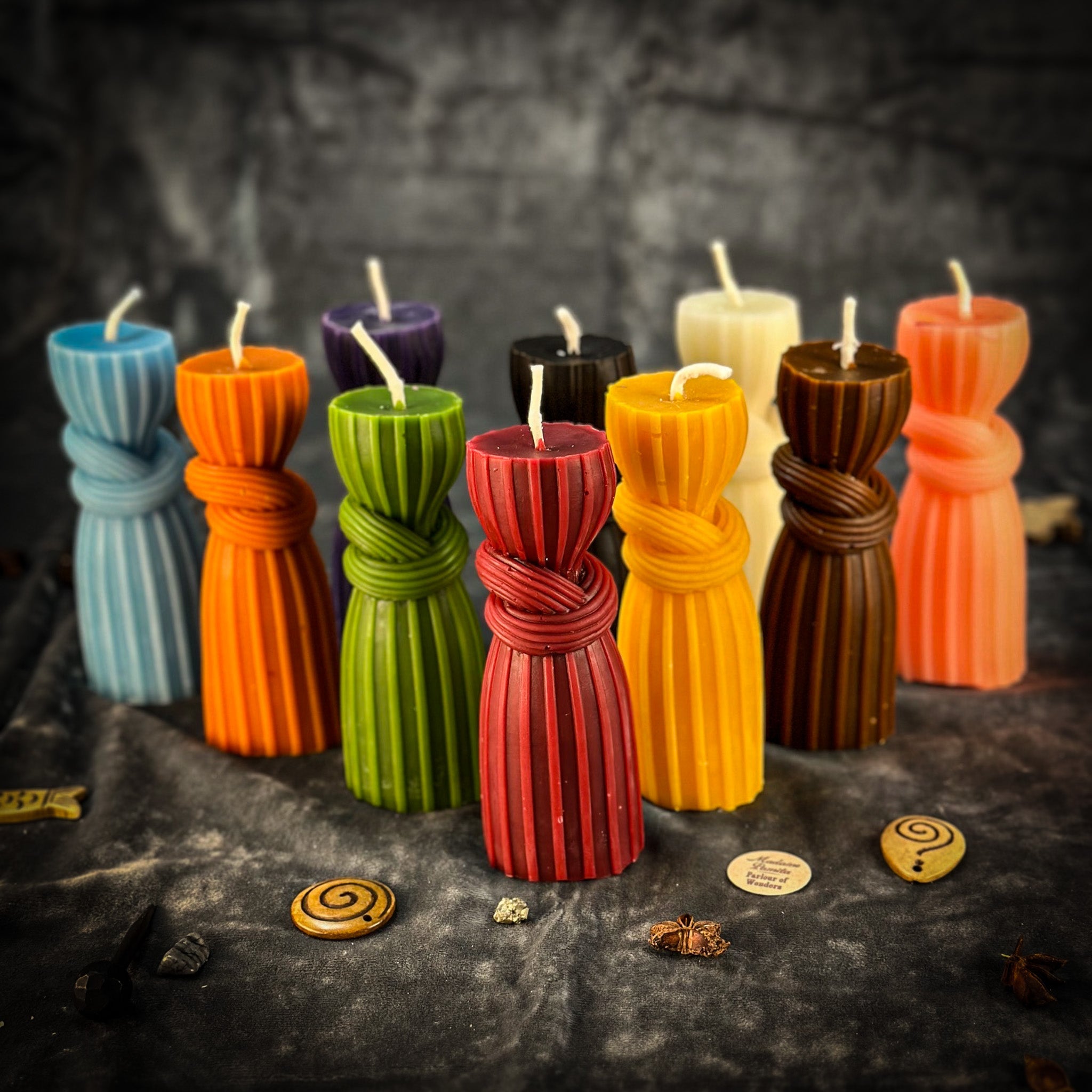 Black beeswax candle with a binding knot design, used for strengthening bonds and controlling harm in spiritual rituals.