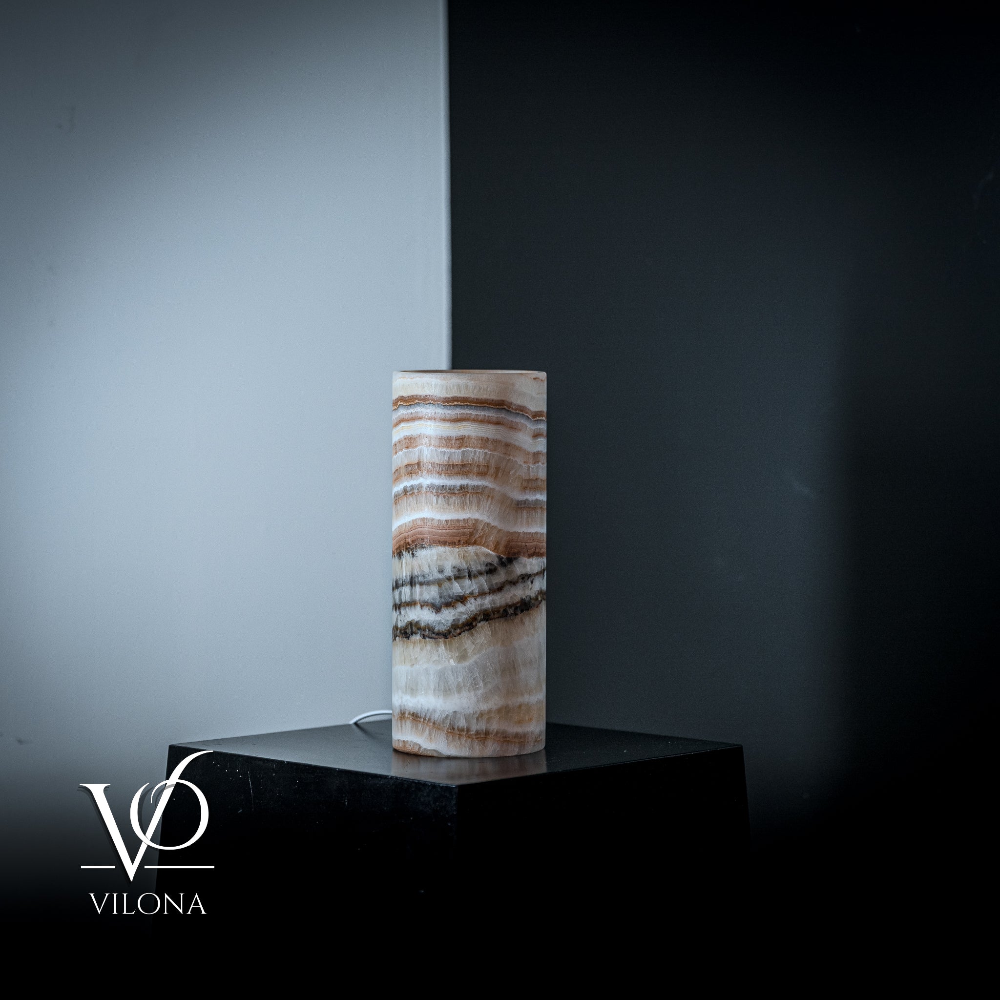 Vilona Onyx Sahara Onyx desk lamp with a sleek cylinder design, perfect for modern table lighting.