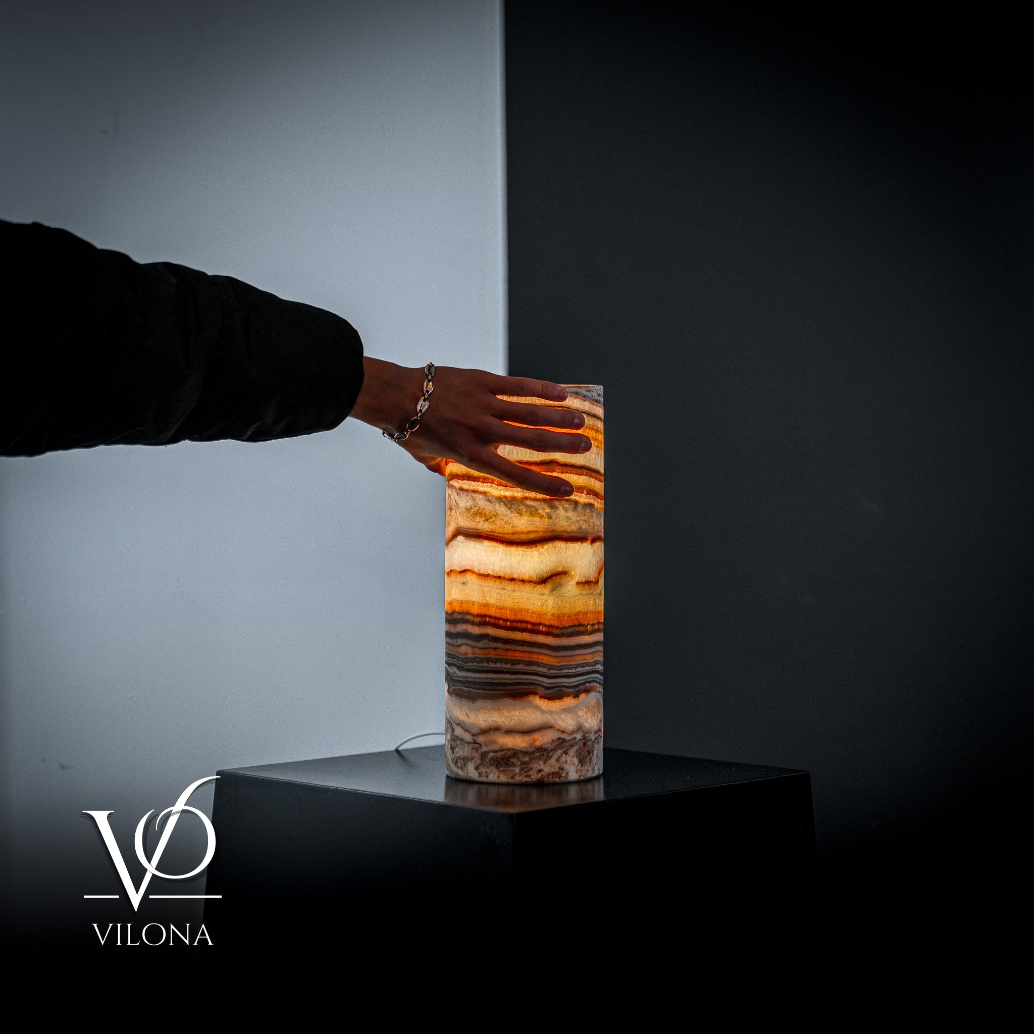 Vilona Onyx Sahara Onyx Desk Lamp with cylindrical design, perfect for modern table or desk lighting.