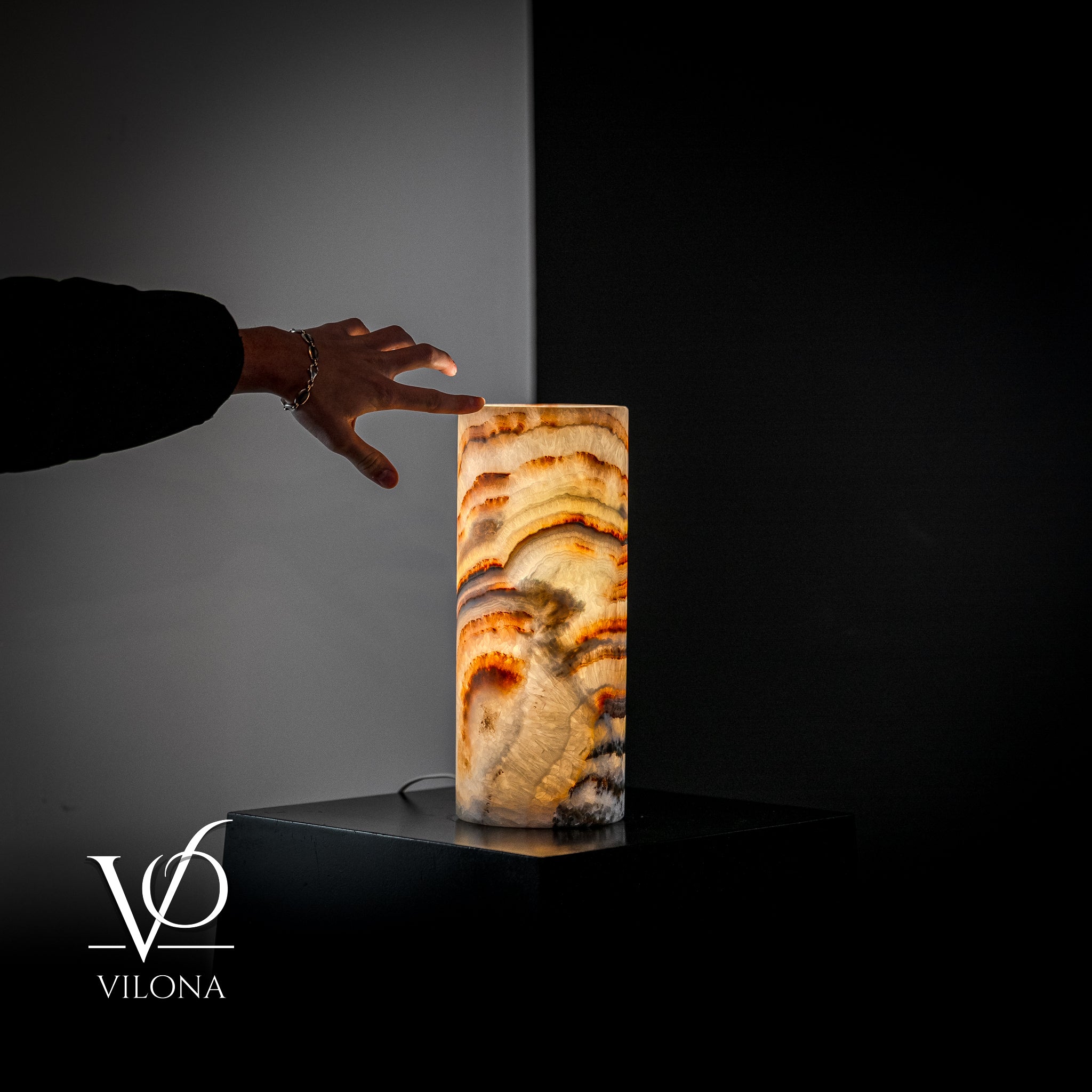Vilona Onyx Sahara Onyx desk lamp with cylindrical shape, black and gold finish, and stylish table lamp design.