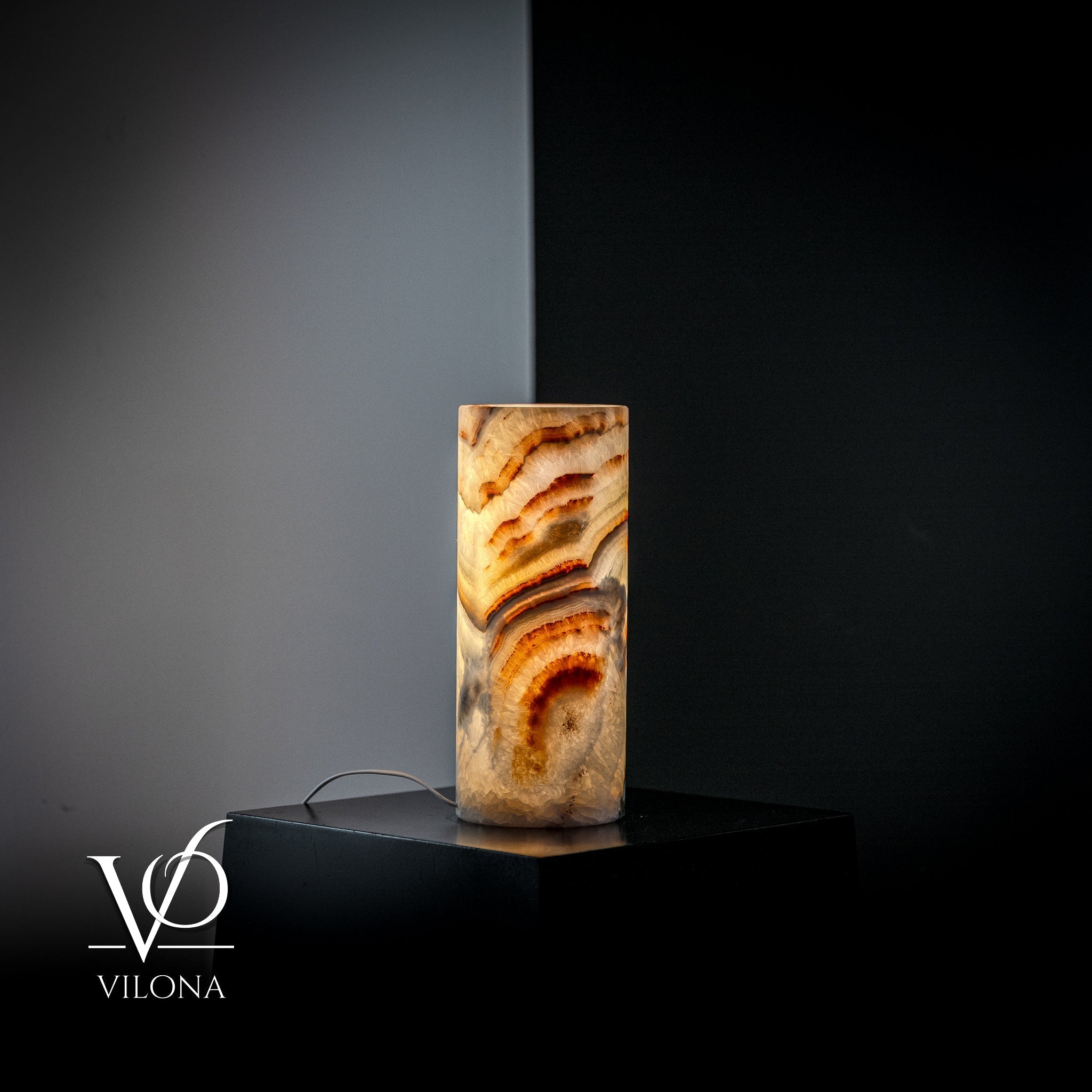 Vilona Onyx Sahara Onyx desk lamp with cylindrical design and black finish, ideal for modern table lighting.