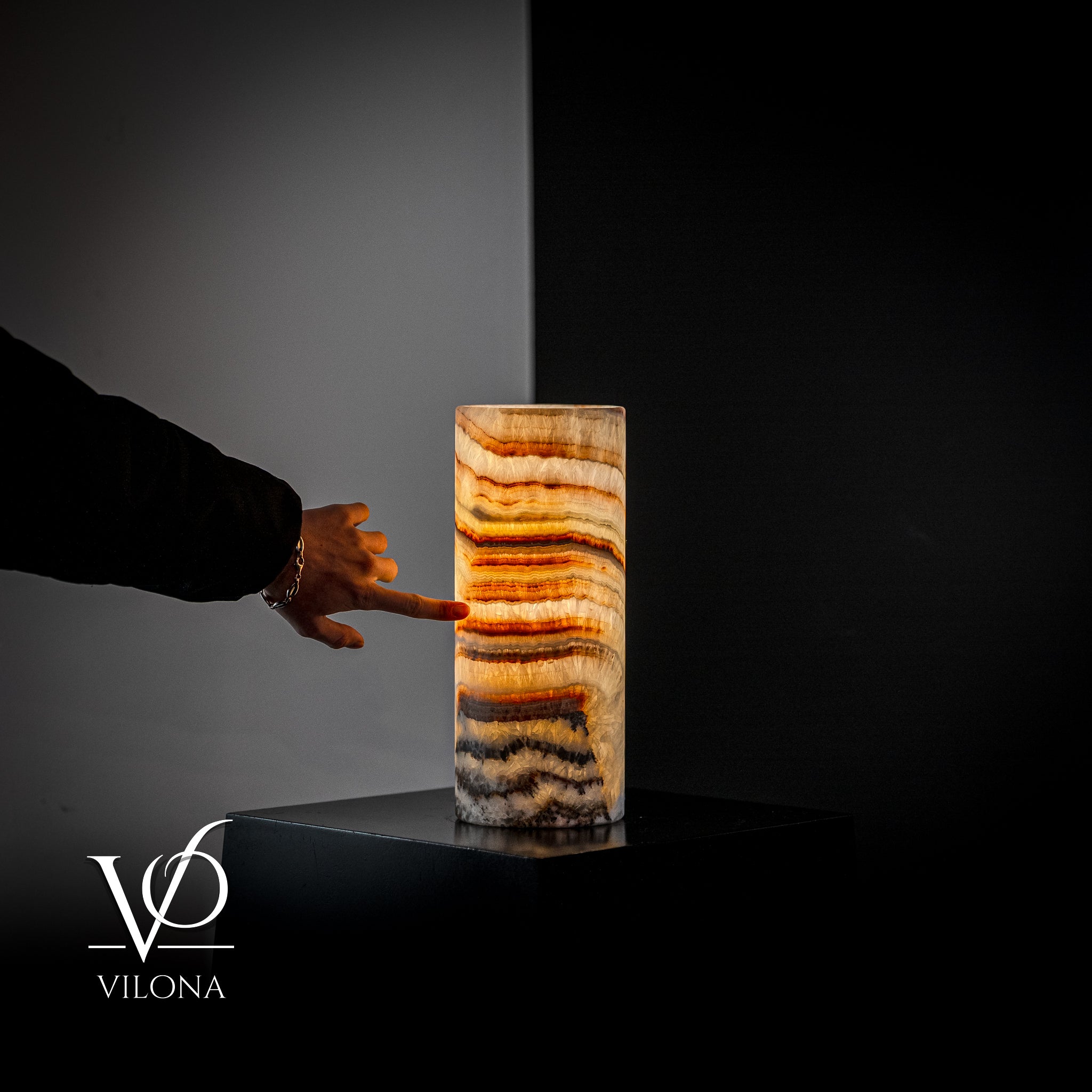 Vilona Onyx Sahara Onyx desk lamp with cylindrical black base and beige fabric shade, modern table lighting for home or office.